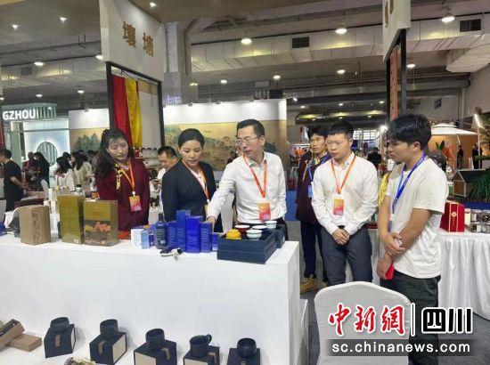 “壤塘造”吸引參觀者眼球。 “壤塘造”吸引參觀者眼球。