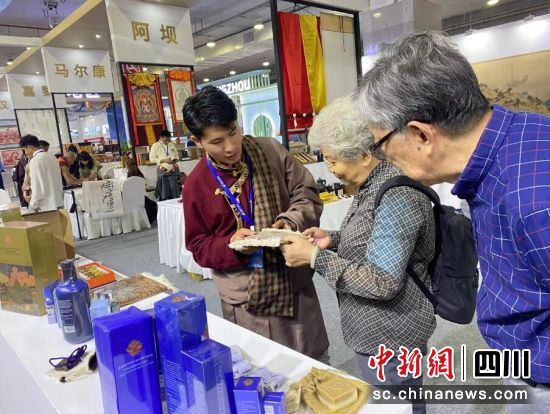 “壤塘造”吸引參觀者眼球。 “壤塘造”吸引參觀者眼球。