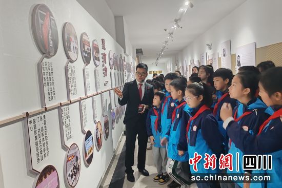 參觀學習。 參觀學習。