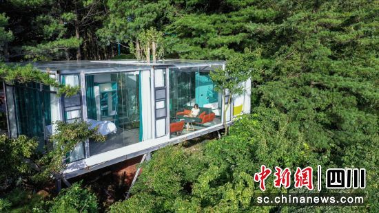 圖為曾家山云頂美宿玻璃房。鐘衛東 攝 圖為曾家山云頂美宿玻璃房。鐘衛東 攝