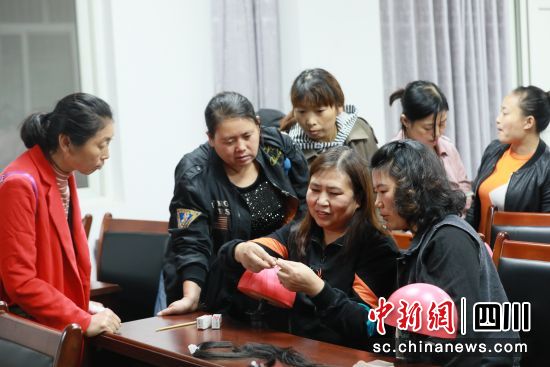 圖為利州區(qū)“手工鉤發(fā)”技能培訓(xùn)現(xiàn)場(chǎng)。高志農(nóng) 攝 圖為利州區(qū)“手工鉤發(fā)”技能培訓(xùn)現(xiàn)場(chǎng)。高志農(nóng) 攝