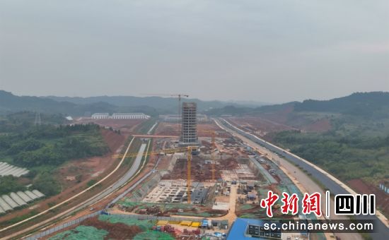 南充臨江新區西充片區智慧產業園區配套設施建設項目施工現場。廖桂華 攝 南充臨江新區西充片區智慧產業園區配套設施建設項目施工現場。廖桂華 攝