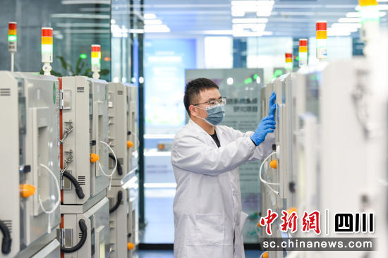 歐陽明高院士工作站電池安全實驗室,科研人員正在開展相關研究工作。王宇 攝 歐陽明高院士工作站電池安全實驗室,科研人員正在開展相關研究工作。王宇 攝