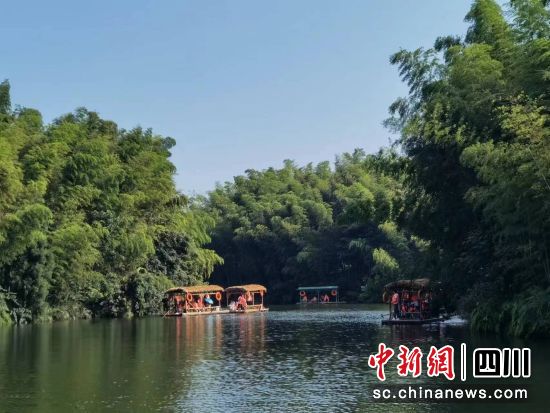 竹筏漾波。 劉龍泉攝 竹筏漾波。 劉龍泉攝