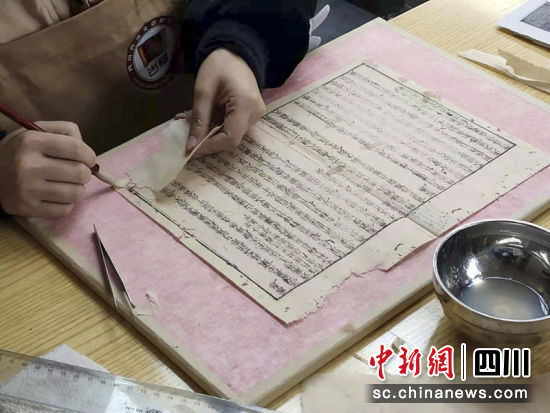 古籍修復中。 簡陽融媒 供圖 古籍修復中。 簡陽融媒 供圖