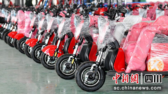 南充市蓬安縣工業園區拍攝的南充市銳虎電動車制造有限公司生產車間的新能源電動車。彭圣洲攝 南充市蓬安縣工業園區拍攝的南充市銳虎電動車制造有限公司生產車間的新能源電動車。彭圣洲攝