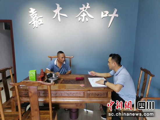 筠連縣紀(jì)檢干部為聯(lián)系企業(yè)送達(dá)監(jiān)督名片。王蘭 攝 筠連縣紀(jì)檢干部為聯(lián)系企業(yè)送達(dá)監(jiān)督名片。王蘭 攝