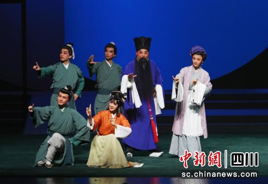 川劇《夢回東坡》劇照。 川劇《夢回東坡》劇照。