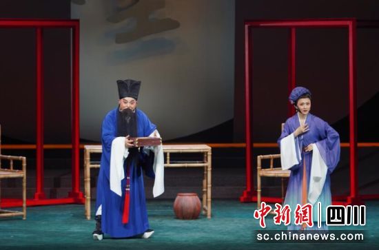 川劇《夢回東坡》劇照。 川劇《夢回東坡》劇照。