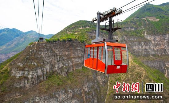 索道完成建設。漢源縣委統(tǒng)戰(zhàn)部 供圖 索道完成建設。漢源縣委統(tǒng)戰(zhàn)部 供圖