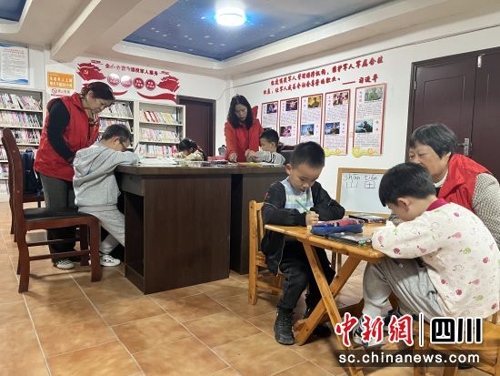 孩子們在“共享姥姥”陪伴下學習。黃雨聰 攝 孩子們在“共享姥姥”陪伴下學習。黃雨聰 攝