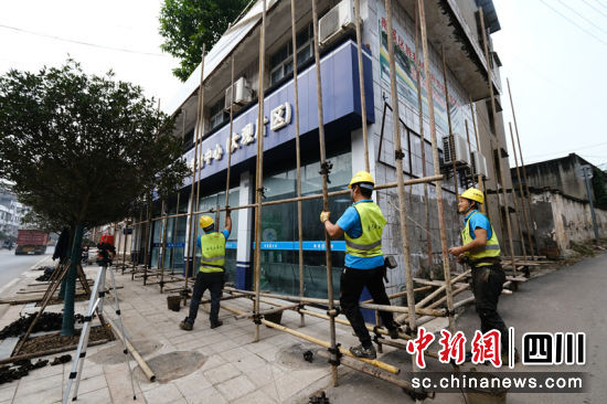 工人在進行腳手架搭設。羅平 攝 工人在進行腳手架搭設。羅平 攝