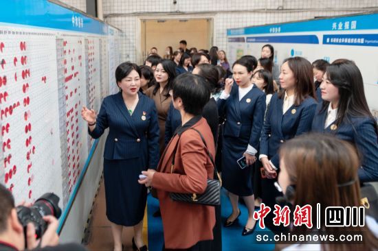 女企業(yè)家代表團(tuán)一行參觀交流現(xiàn)場(chǎng)。(王昱霖 攝) 女企業(yè)家代表團(tuán)一行參觀交流現(xiàn)場(chǎng)。(王昱霖 攝)