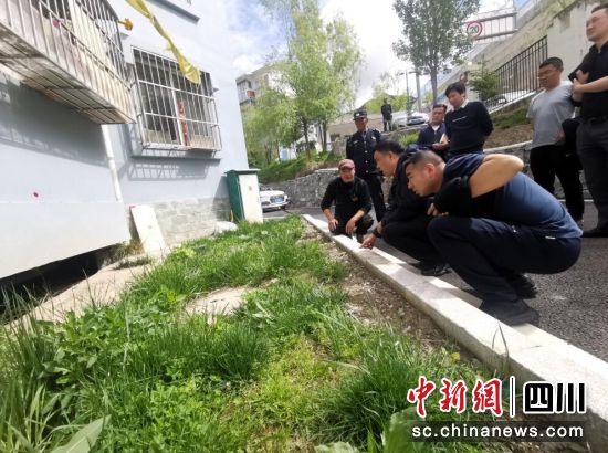 支部聚焦小區治理。松潘縣委宣傳部 供圖 支部聚焦小區治理。松潘縣委宣傳部 供圖