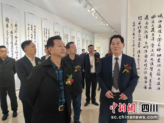 參觀“秦風書韻——李平遜書法藝術成都展”。 參觀“秦風書韻——李平遜書法藝術成都展”。