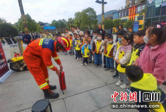 消防救援人員在講解滅火器使用。苗志勇 攝 消防救援人員在講解滅火器使用。苗志勇 攝