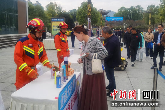 消防救援人員向市民介紹滅火產品及使用方法。苗志勇 攝 消防救援人員向市民介紹滅火產品及使用方法。苗志勇 攝