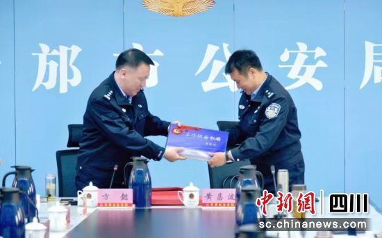 中江、什邡兩地公安開展警務交流活動。 什邡市公安局供圖 中江、什邡兩地公安開展警務交流活動。 什邡市公安局供圖