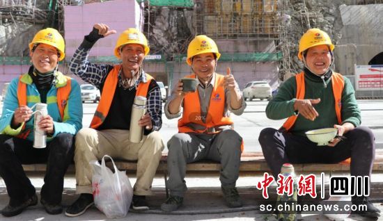 加在魯暖(右二)與工友們飯后休憩。 水電七局 供圖 加在魯暖(右二)與工友們飯后休憩。 水電七局 供圖