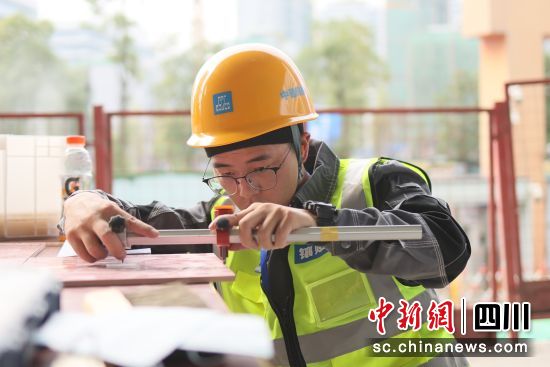 建筑裝飾裝修鑲貼工競賽現(xiàn)場。(中建深圳裝飾有限公司西南分公司 供圖) 建筑裝飾裝修鑲貼工競賽現(xiàn)場。(中建深圳裝飾有限公司西南分公司 供圖)