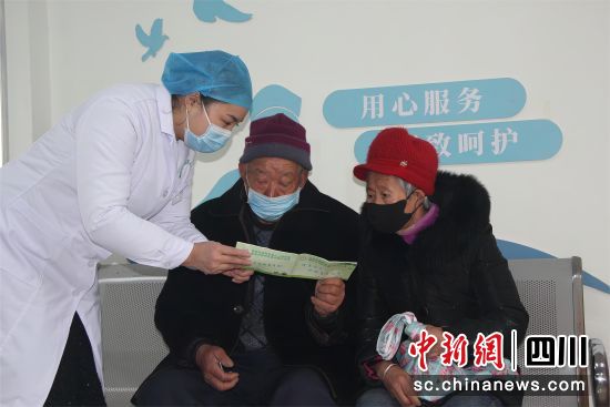 為老年人講解健康知識。 旌陽區衛健局供圖 為老年人講解健康知識。 旌陽區衛健局供圖