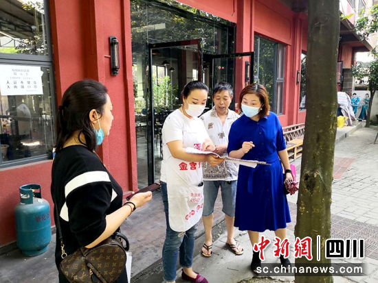 棚花村村組干部、議事會成員等深入實地了解情況。 綿竹市融媒體中心供圖 棚花村村組干部、議事會成員等深入實地了解情況。 綿竹市融媒體中心供圖