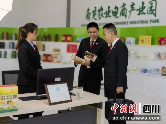 西充法院干警送法進企業(yè)。杜佳宜 攝 西充法院干警送法進企業(yè)。杜佳宜 攝