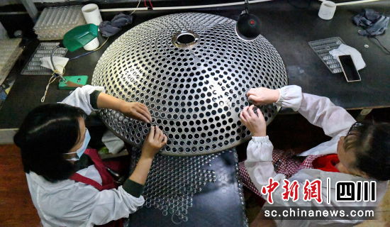 村民忙碌在生產崗位,熟練地進行望遠鏡生產。樊俊 攝 村民忙碌在生產崗位,熟練地進行望遠鏡生產。樊俊 攝