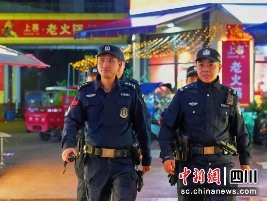 街面巡邏。 三臺縣公安局供圖 街面巡邏。 三臺縣公安局供圖