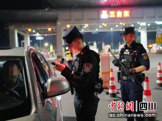 民警夜查。 三臺縣公安局供圖 民警夜查。 三臺縣公安局供圖
