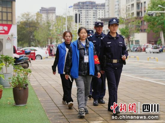 警民聯合巡邏。 三臺縣公安局供圖 警民聯合巡邏。 三臺縣公安局供圖