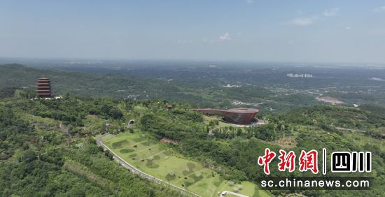 從龍泉山城市森林公園“城市之眼”眺望成都東翼。 但悅平 攝 從龍泉山城市森林公園“城市之眼”眺望成都東翼。 但悅平 攝