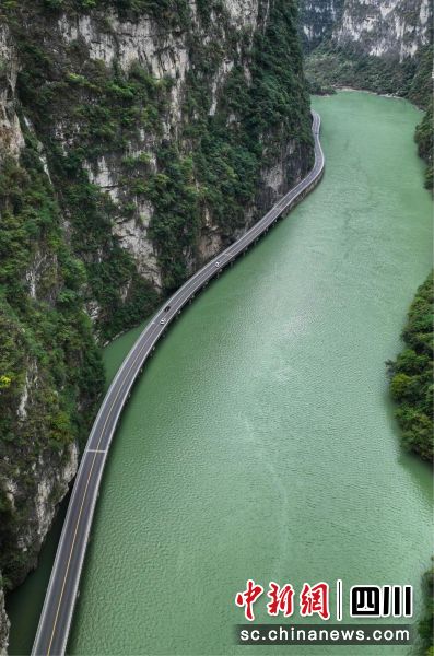大渡河風景道(樂山段)水上公路美景。(胡欽 攝) 大渡河風景道(樂山段)水上公路美景。(胡欽 攝)