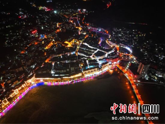 坐落于大渡河岸的峨邊彝族自治縣縣城夜景。(胡欽 攝) 坐落于大渡河岸的峨邊彝族自治縣縣城夜景。(胡欽 攝)