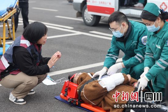 應(yīng)急處置綜合演練現(xiàn)場。 中江縣衛(wèi)生健康局供圖 應(yīng)急處置綜合演練現(xiàn)場。 中江縣衛(wèi)生健康局供圖