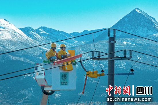 理塘10千伏配網不停電檢修作業現場。曹頎 攝 理塘10千伏配網不停電檢修作業現場。曹頎 攝