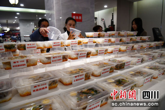 “108道回鍋肉蓋飯”亮相。記者 張浪 攝 “108道回鍋肉蓋飯”亮相。記者 張浪 攝