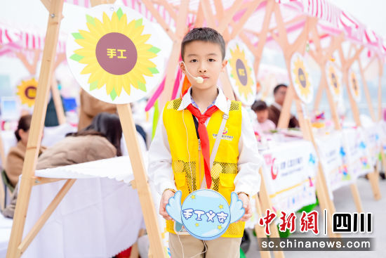 義賣集市。成都市婦聯(lián)供圖 義賣集市。成都市婦聯(lián)供圖