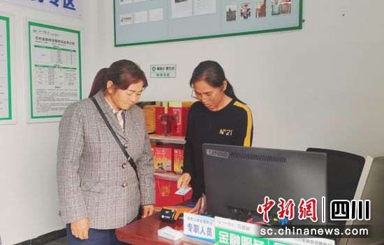 返鄉農民工順利辦理社保業務。貢井融媒 供圖 返鄉農民工順利辦理社保業務。貢井融媒 供圖