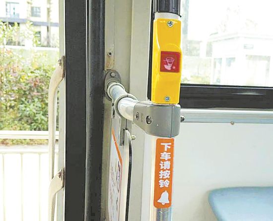 上下客門附近立柱設置有“鈴停”按鈴 上下客門附近立柱設置有“鈴停”按鈴