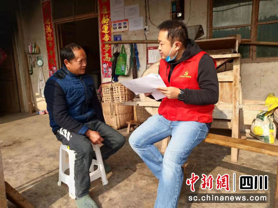 走訪脫貧戶了解情況。 簡陽市委組織部 供圖 走訪脫貧戶了解情況。 簡陽市委組織部 供圖