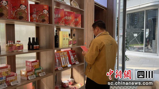 在宜人宜禮店顧客正在選購。劉倩 攝 在宜人宜禮店顧客正在選購。劉倩 攝