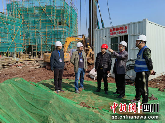 宜賓市敘州區污染防治攻堅戰領導小組第3組工作人員在工地巡查。 陳小雄 攝 宜賓市敘州區污染防治攻堅戰領導小組第3組工作人員在工地巡查。 陳小雄 攝