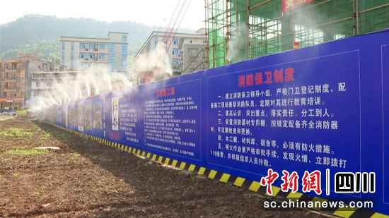 工地開啟噴淋設施。李媛媛 攝 工地開啟噴淋設施。李媛媛 攝