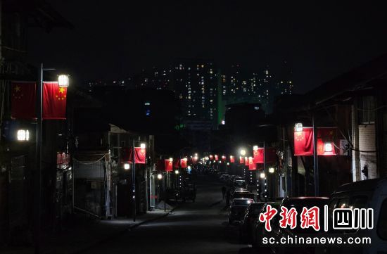 老街路燈齊亮。貢井融媒 供圖 老街路燈齊亮。貢井融媒 供圖