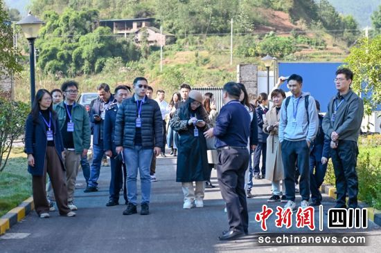 媒體深入企業(yè)走訪了解情況。四川稅務(wù)供圖 媒體深入企業(yè)走訪了解情況。四川稅務(wù)供圖