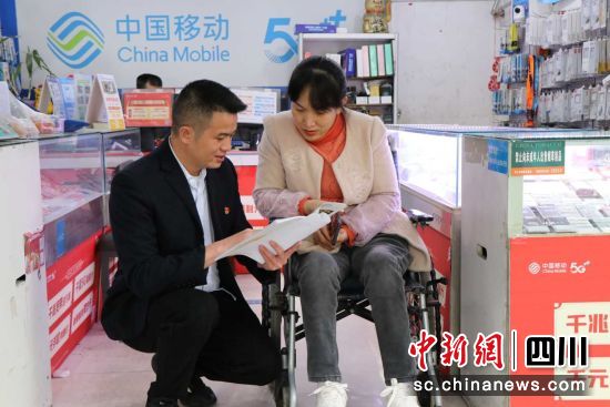 客戶經理李堂利(左)向零售戶蔡德滿(右)宣傳營銷政策。曾妍茜 攝 客戶經理李堂利(左)向零售戶蔡德滿(右)宣傳營銷政策。曾妍茜 攝