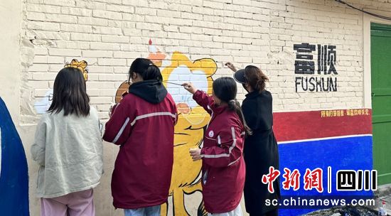 師生繪制現場。富順融媒 供圖 師生繪制現場。富順融媒 供圖