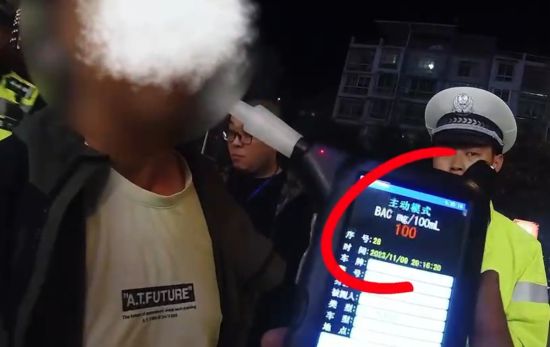 擋獲現場。榮縣交警 供圖 擋獲現場。榮縣交警 供圖