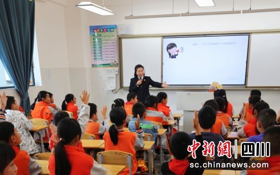 法治宣傳志愿活動現場。衡歡 攝 法治宣傳志愿活動現場。衡歡 攝